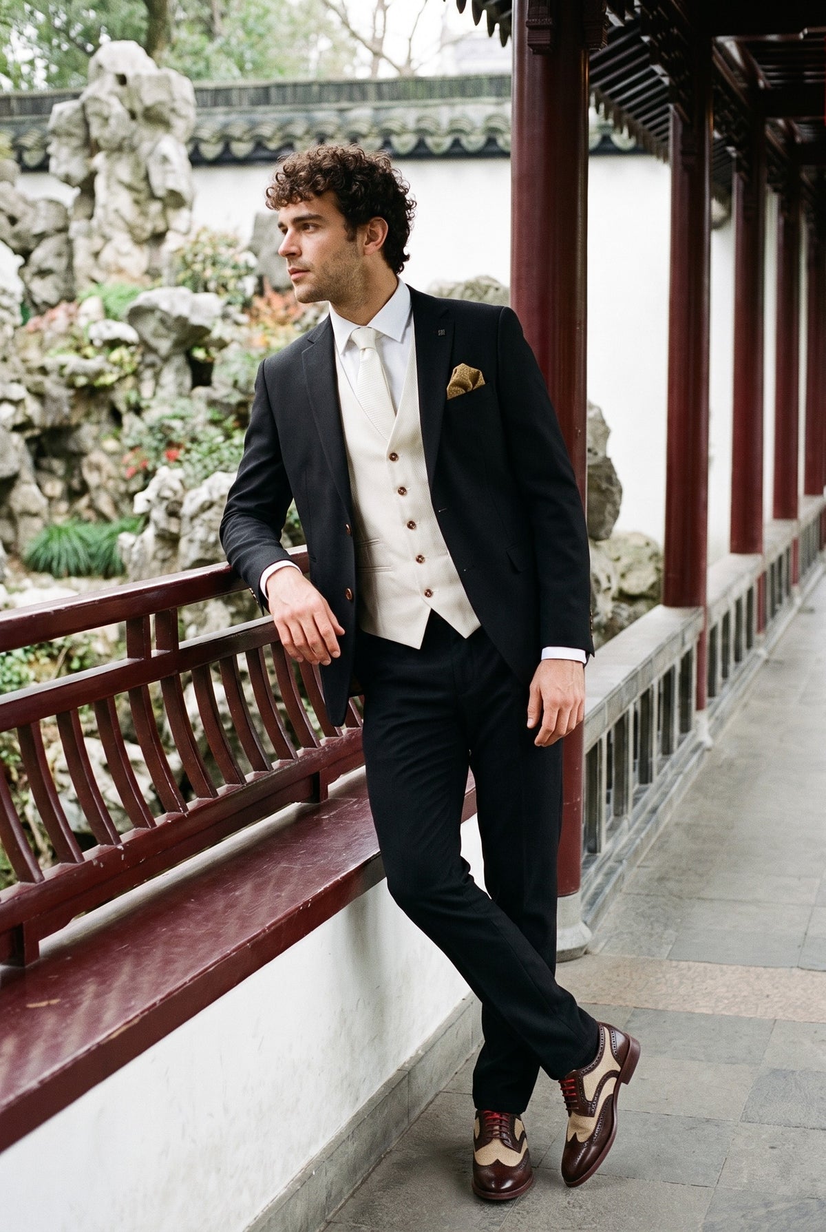 Look #1005 styled with Mayfair - Muško crno odijelo od 3 dijela s krem prslukom