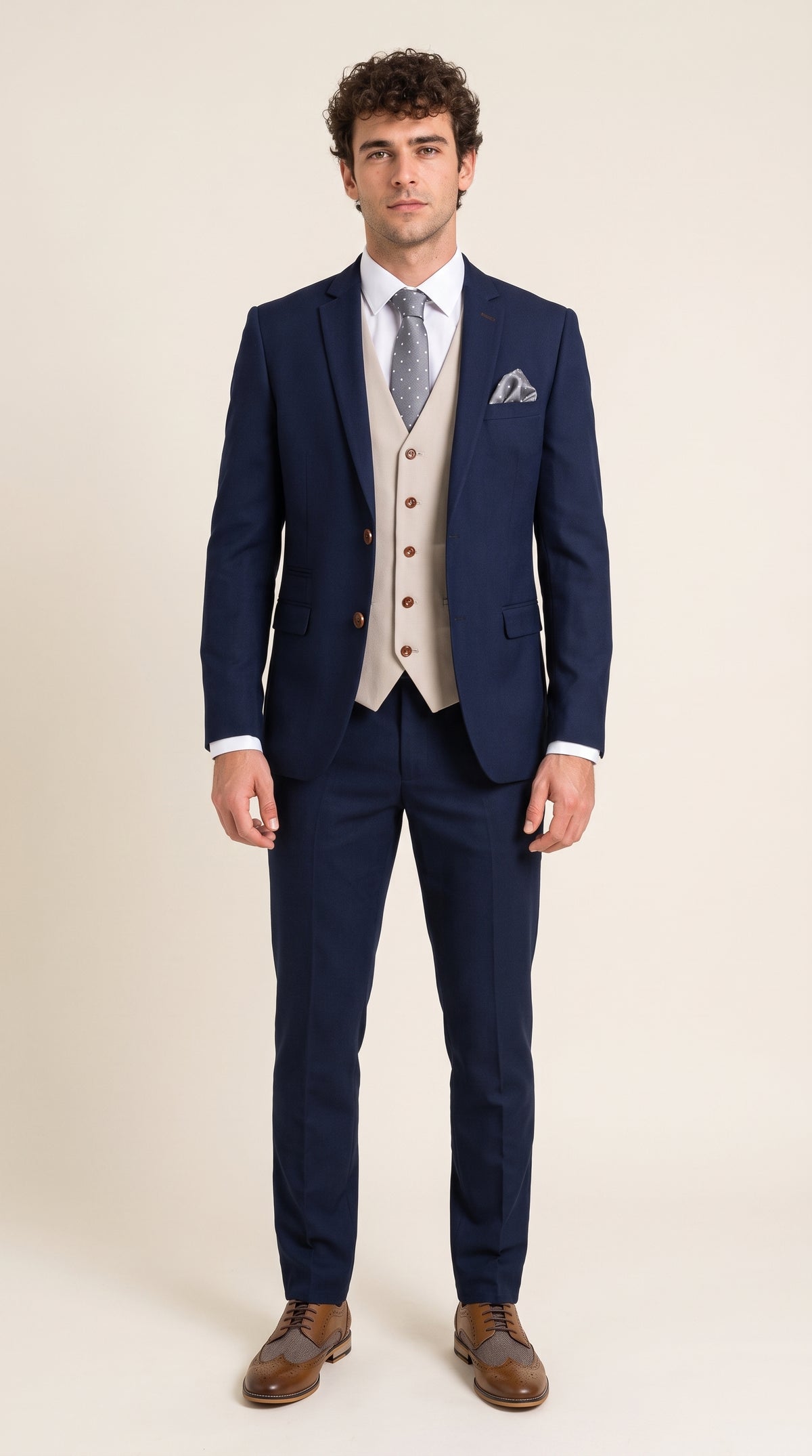 Look #395 styled with Mayfair - Muško tamnoplavo odijelo od 3 dijela s krem prslukom