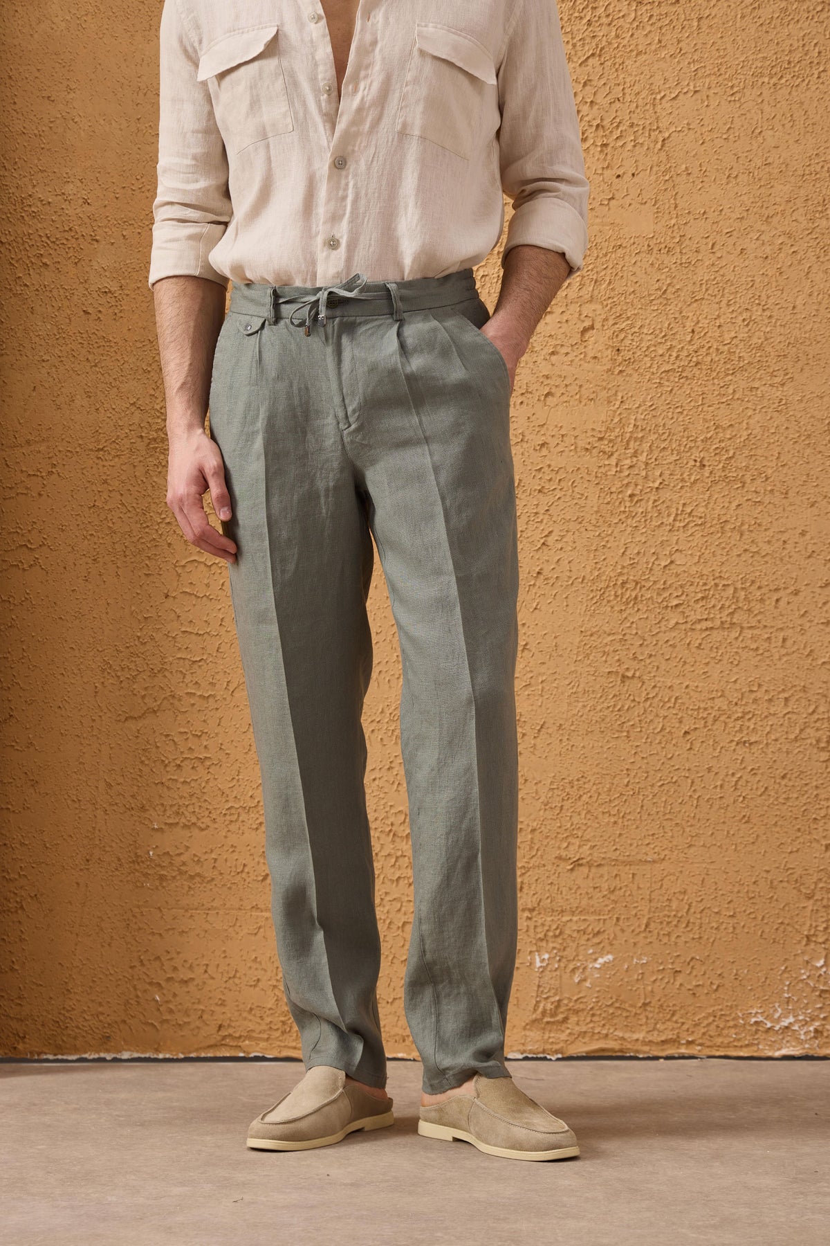 Muško kaduljasto zeleno laneno elegantno ležerno odijelo od 2 dijela s patentnim zatvaračem sprijeda, safari stil, ljeto