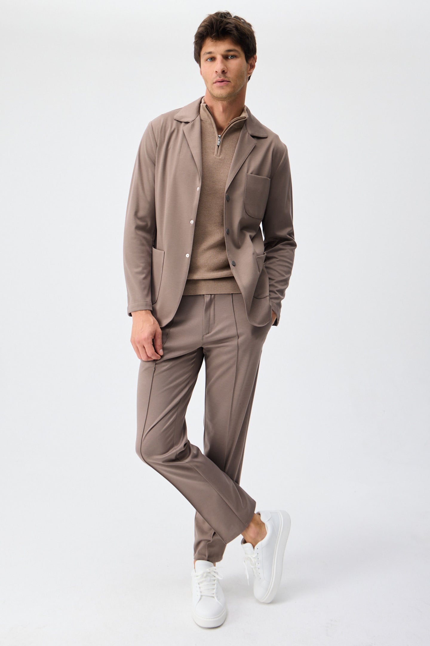 Muški taupe smeđi sako od mekog žerseja, elegantno ležerno