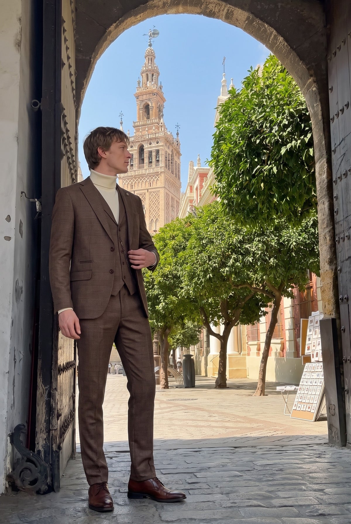 Look #1011 styled with Muški krem pulover s dolčevitom, mekana mješavina viskoze i dugim rukavima