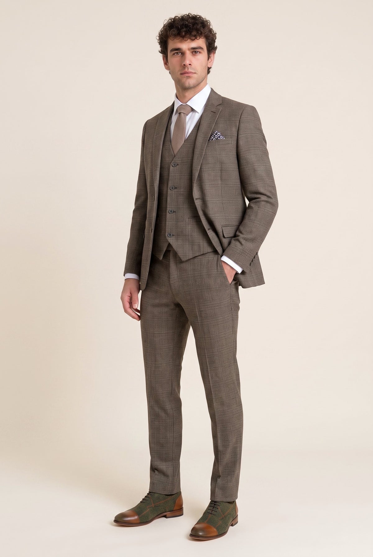Look #603 styled with Muško smeđe klasično karirano odijelo uskog kroja s tri dijela