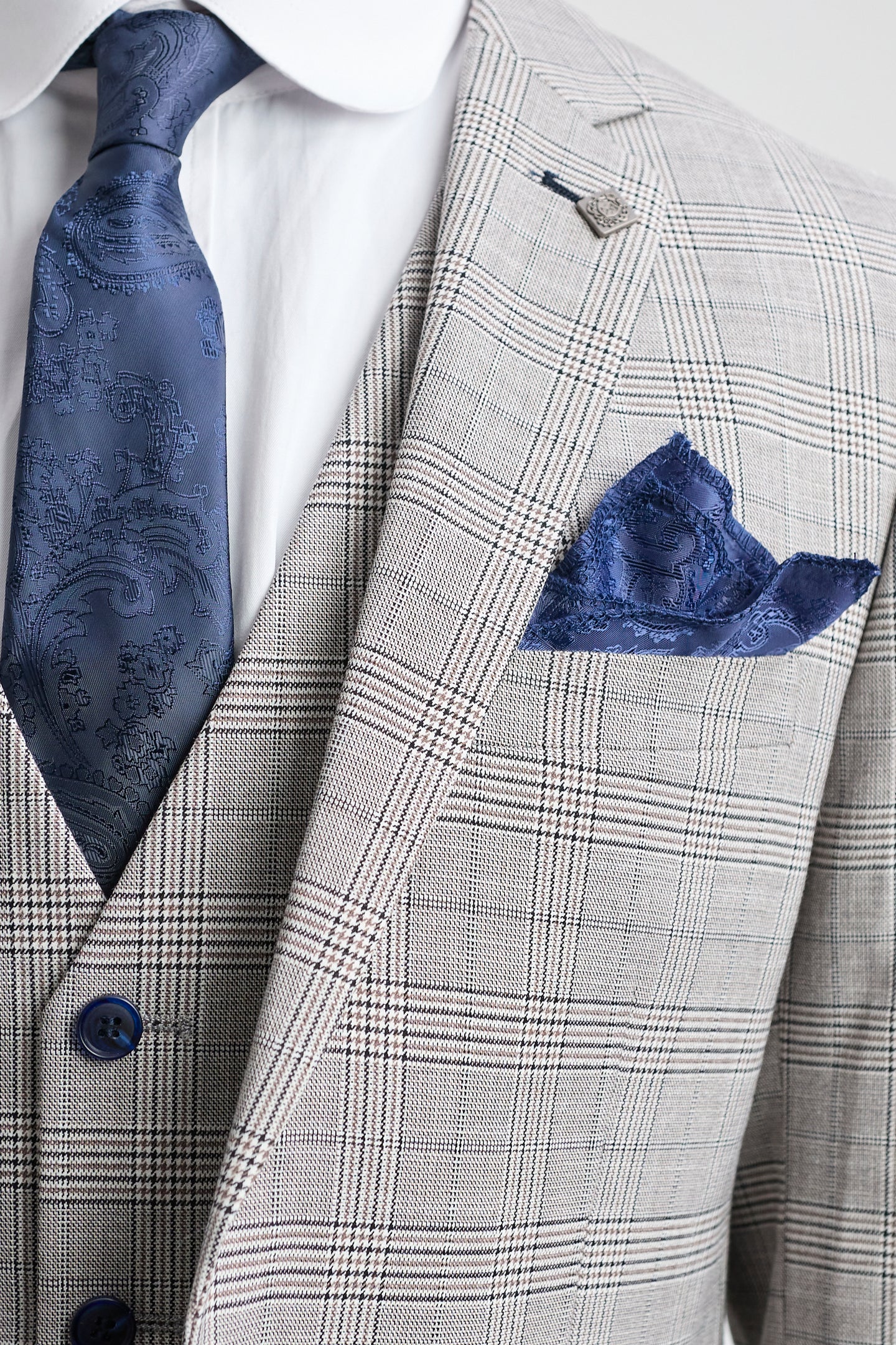 Hugo muško svijetlosivo trodijelno odijelo s tamnoplavim kariranim uzorkom i baršunastim obrubima