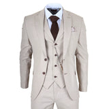 Bež odijelo sa smeđom kravatom i džepnom maramicom na bijeloj pozadini