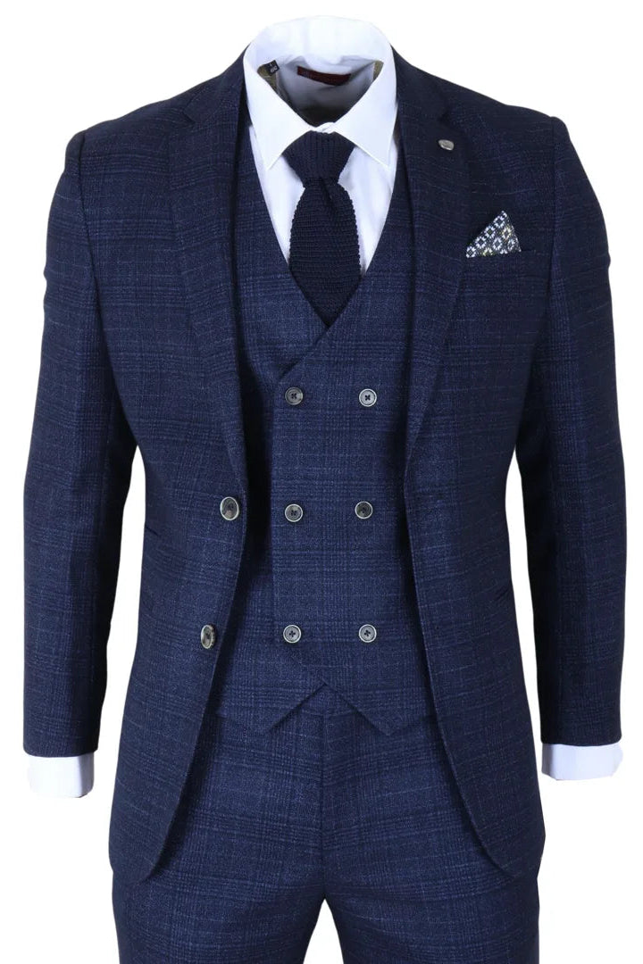 Plavo karirano odijelo s prslukom i kravatom na bijeloj pozadini