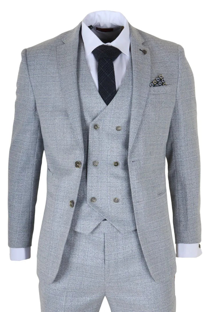 Sivo karirano odijelo s bijelom košuljom, crnom kravatom i džepnom maramicom na bijeloj pozadini