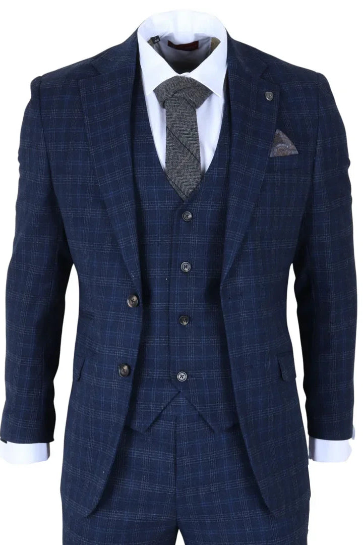 Plavo karirano odijelo s prslukom i kravatom na bijeloj pozadini