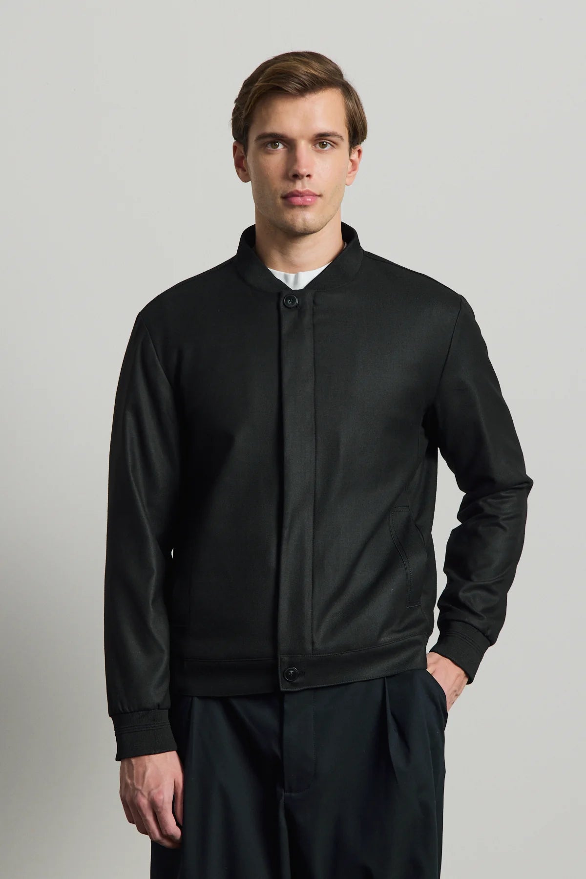 Muška crna minimalistička elegantna bomber jakna