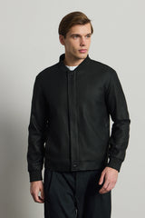 Muška crna minimalistička elegantna bomber jakna