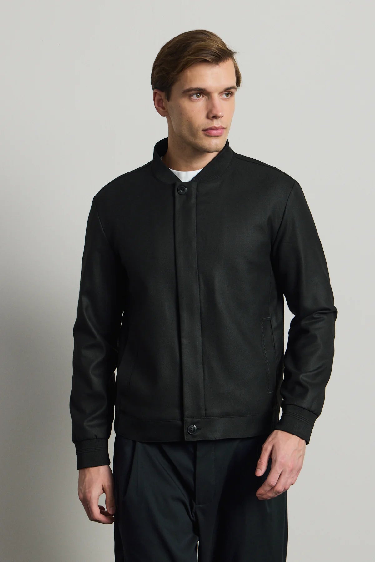 Muška crna minimalistička elegantna bomber jakna