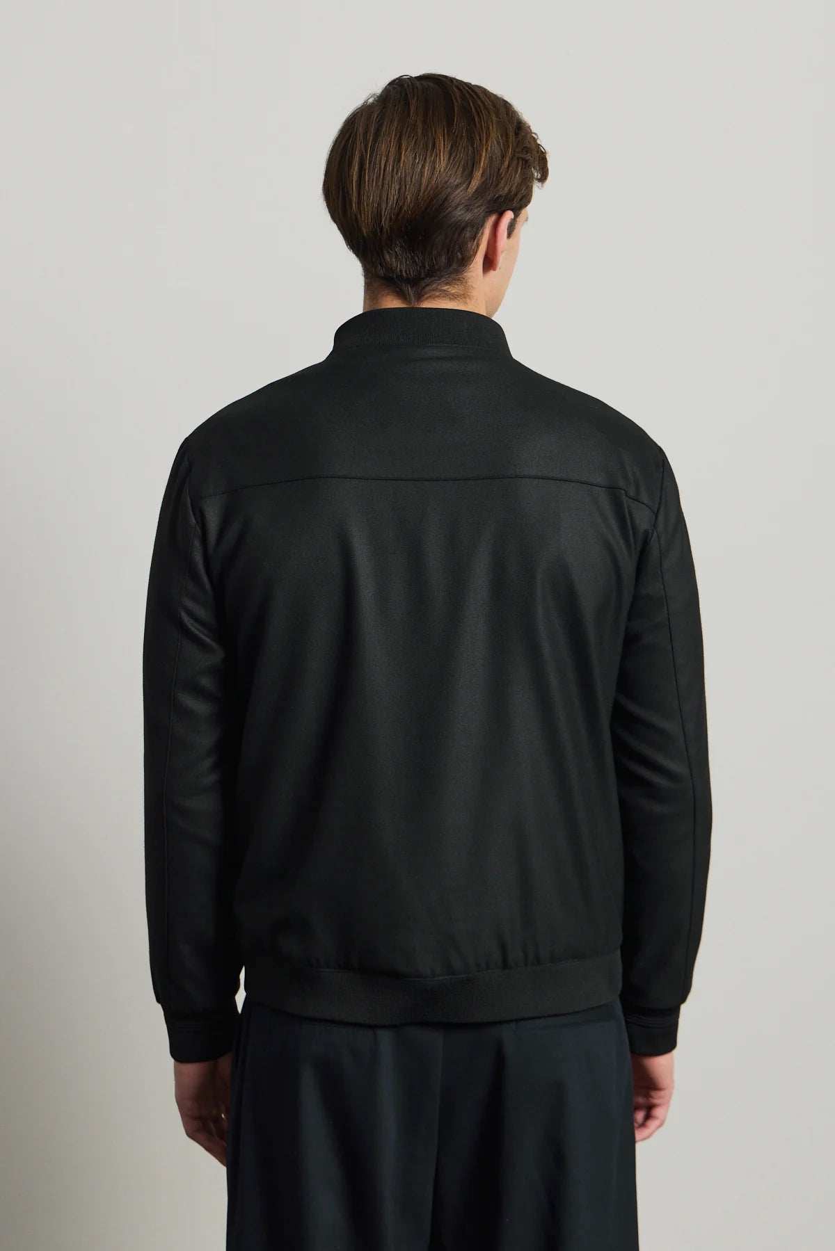 Muška crna minimalistička elegantna bomber jakna