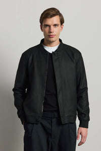 Muška crna minimalistička elegantna bomber jakna