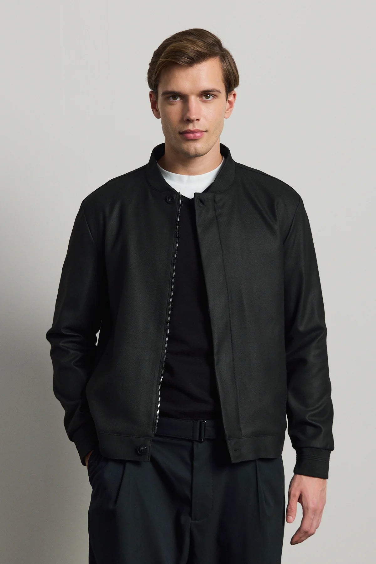 Muška crna minimalistička elegantna bomber jakna