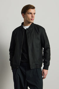 Muška crna minimalistička elegantna bomber jakna