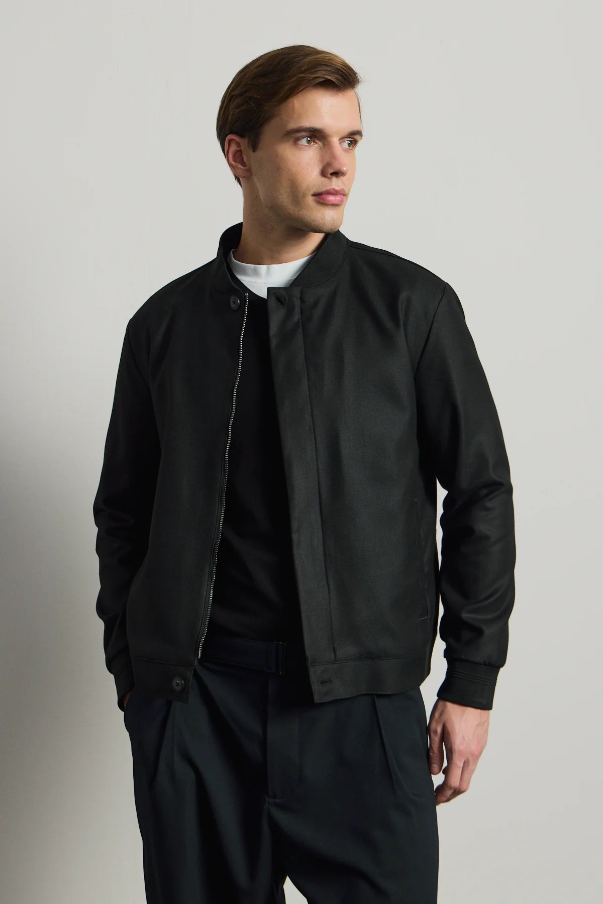 Muška crna minimalistička elegantna bomber jakna