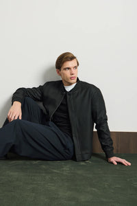 Muška crna minimalistička elegantna bomber jakna