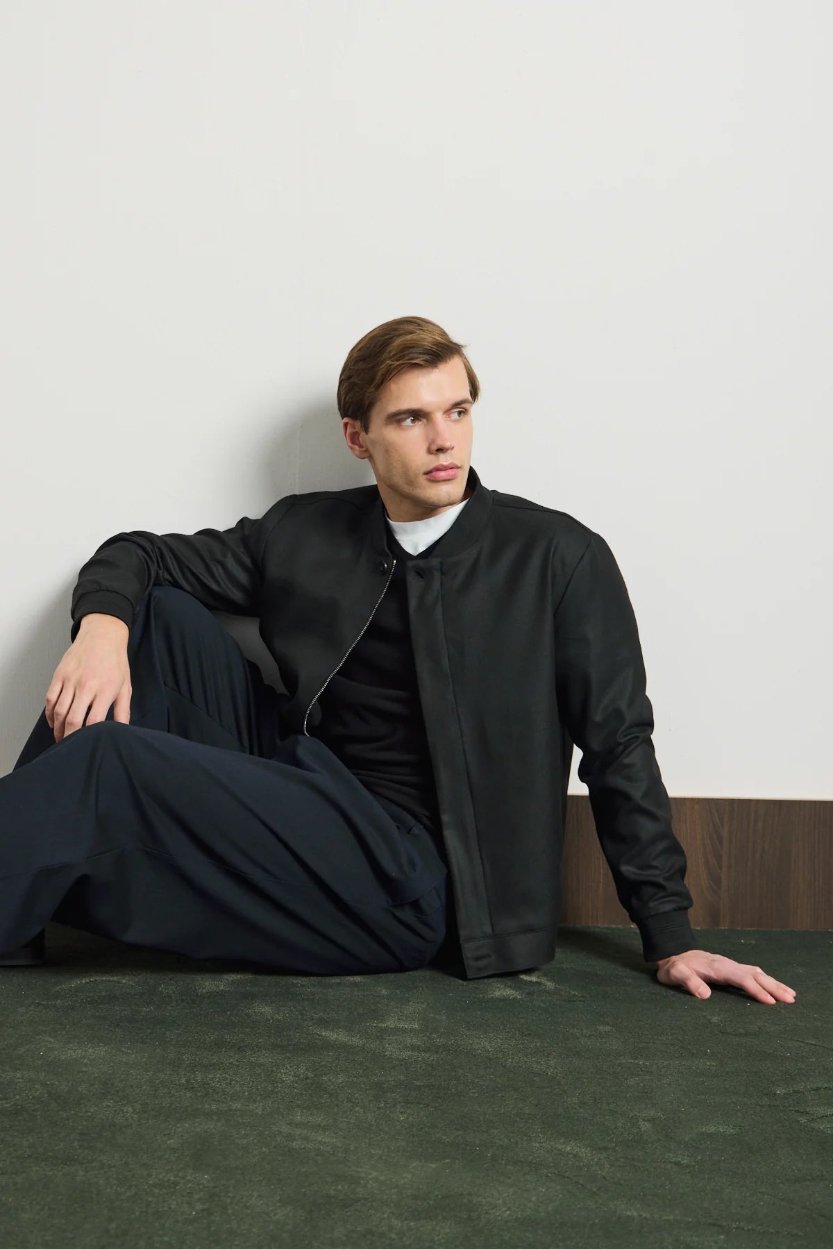 Muška crna minimalistička elegantna bomber jakna