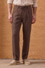 Muški komplet od crne lanene jakne s patentnim zatvaračem i smeđih hlača, elegantni ležerni ljetni outfit