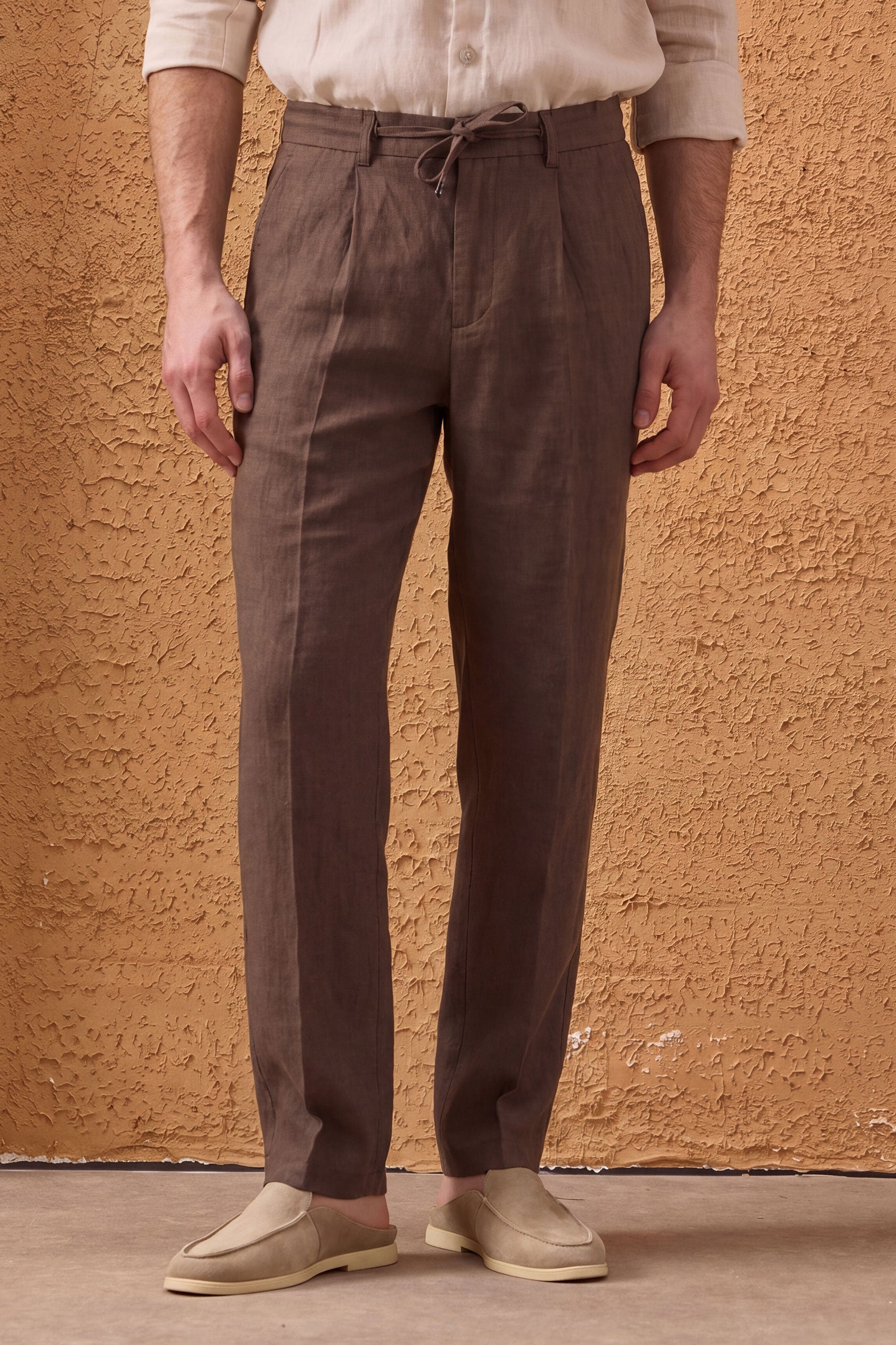 Muški komplet od crne lanene jakne s patentnim zatvaračem i smeđih hlača, elegantni ležerni ljetni outfit
