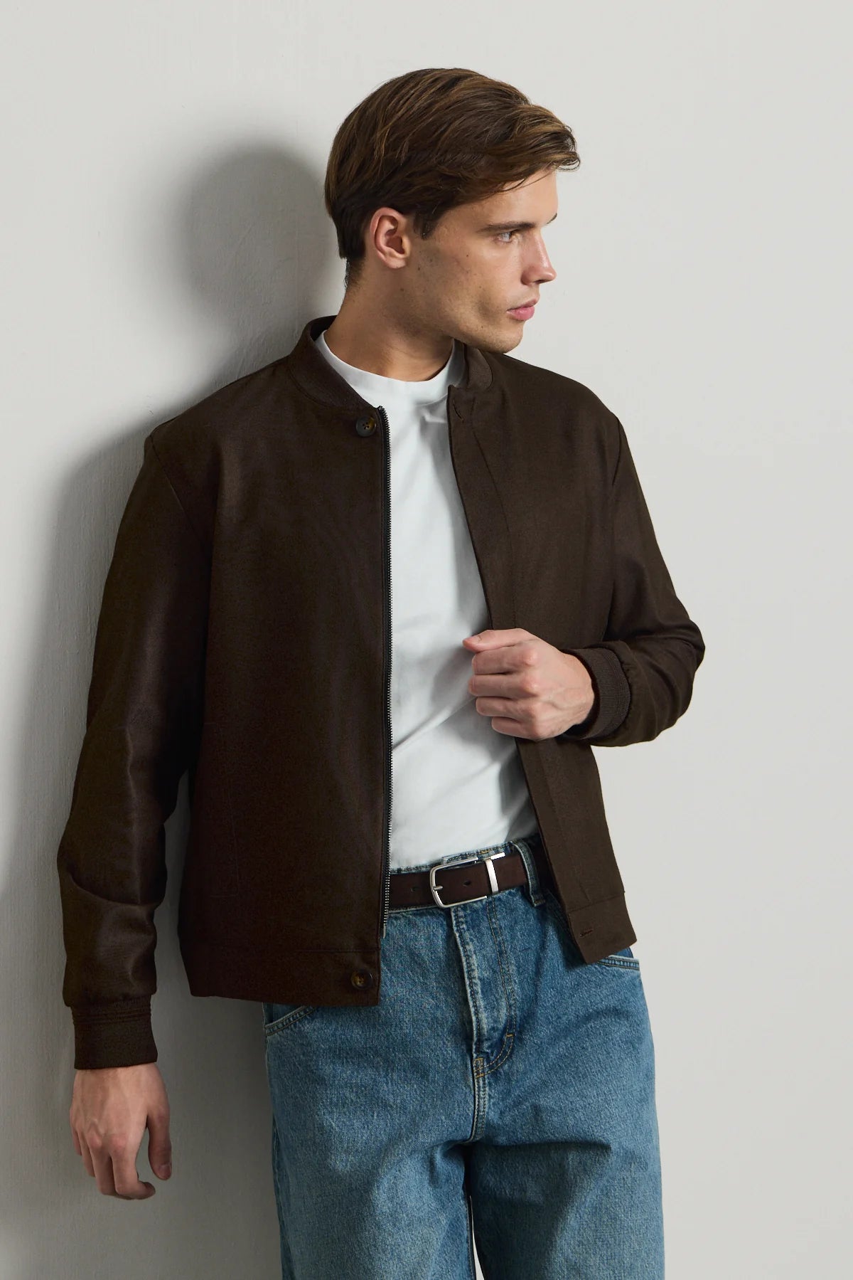 Muška smeđa minimalistička elegantna bomber jakna