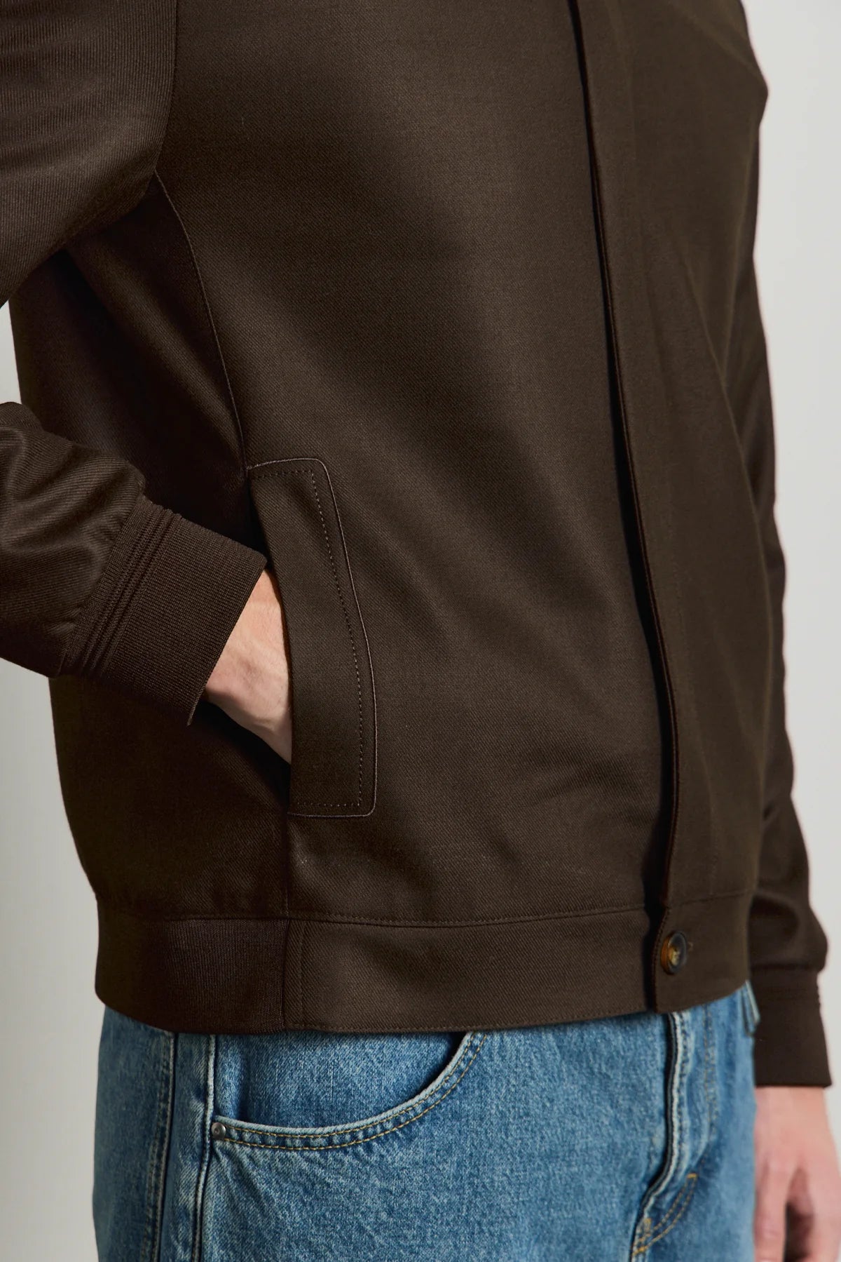 Muška smeđa minimalistička elegantna bomber jakna