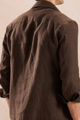 Muški smeđi set od lanene jakne s patentnim zatvaračem i bež hlača, elegantni ležerni ljetni set