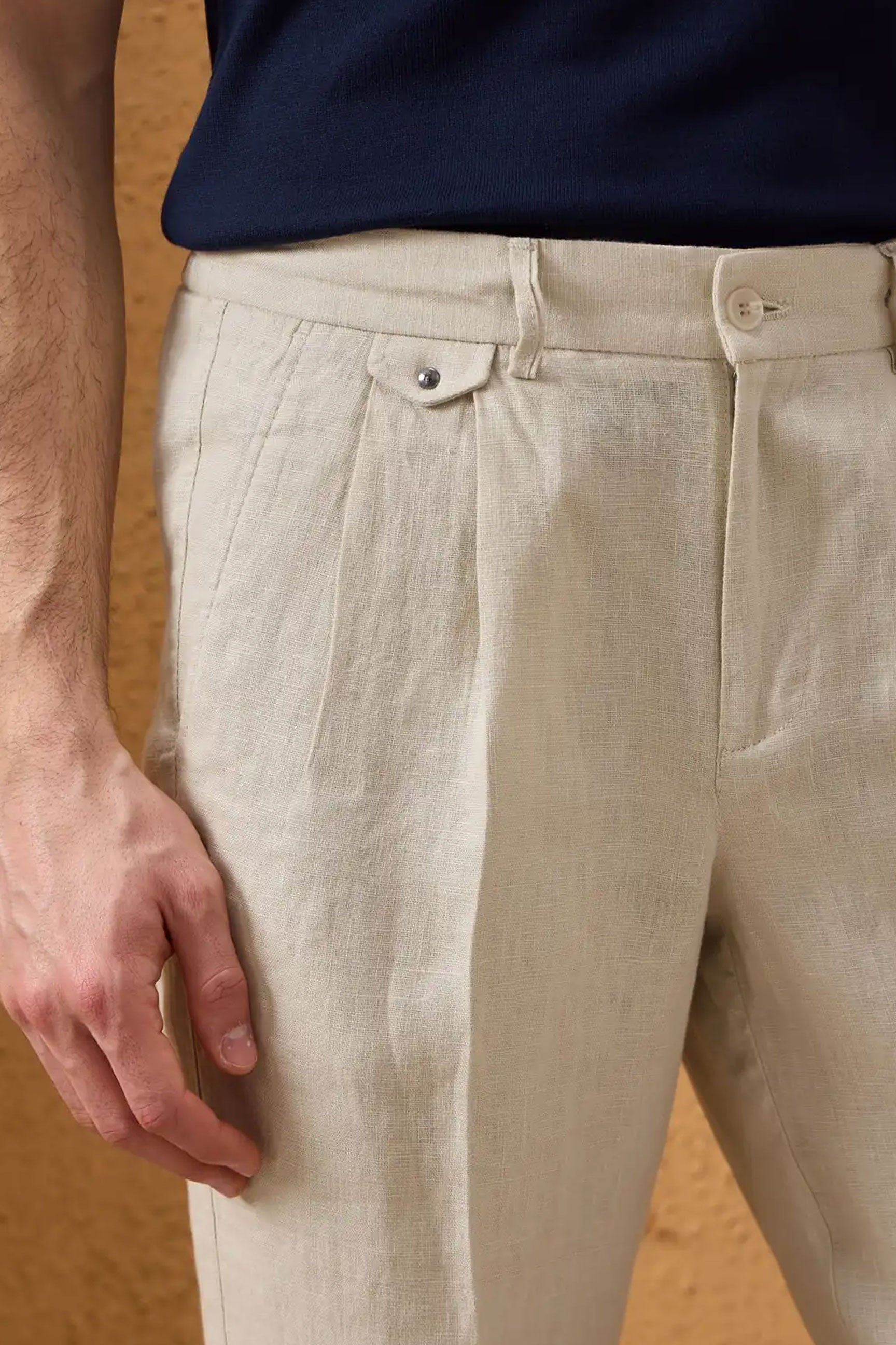 Muški set od zelenog lana s patentnim zatvaračem i bež hlača, elegantno ležerni ljetni outfit