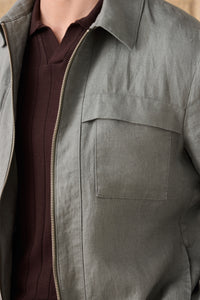 Muški set od zelene lanene jakne s patentnim zatvaračem i smeđih hlača, elegantni ležerni ljetni outfit