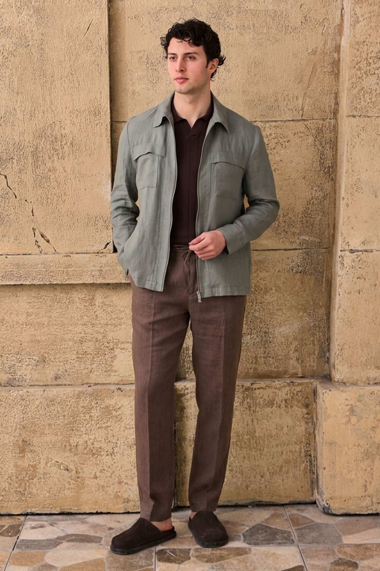 Muški set od zelene lanene jakne s patentnim zatvaračem i smeđih hlača, elegantni ležerni ljetni outfit