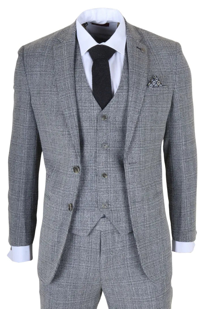 Sivo karirano odijelo s bijelom košuljom, crnom kravatom i džepnom maramicom na bijeloj pozadini